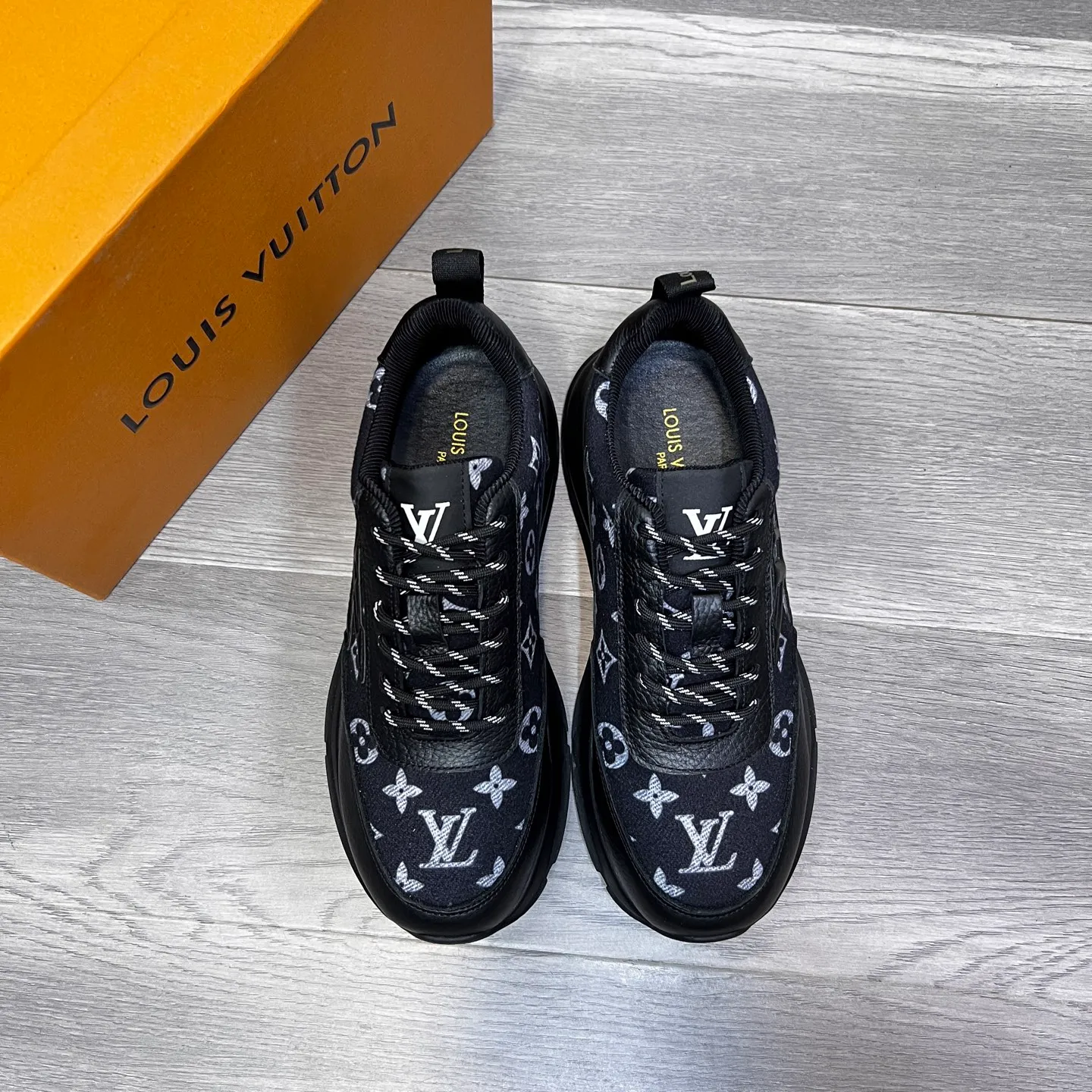 Factory price: 438💰LVZhe's new casual sports shoes for men👉 👉 Fashionable and versatile, 💞 simple and elegant style, 🔊 The fabric is made of imported cowhide with original fabric, ☑️Sheepskin feet inside, original wear-resistant rubber outsole, exclusive new style, actual shot, three colors available, code number: 38-44, (45 can be customized)
